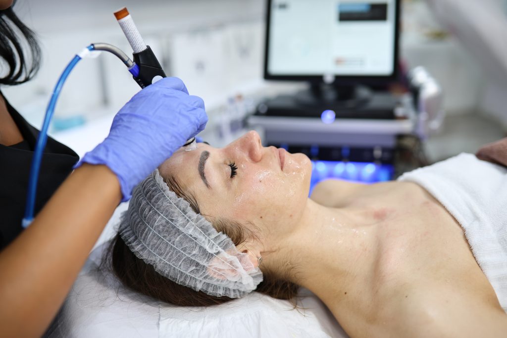 HydraFacial mesečna rutina, tretman u toku