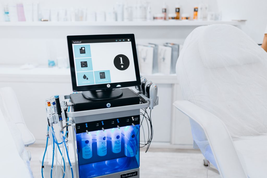 HydraFacial uređaj korišćen u Sensi Skin studiju